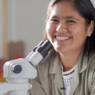 Mujeres en ciencia: lanzan concurso de becas para estudiar carreras científicas